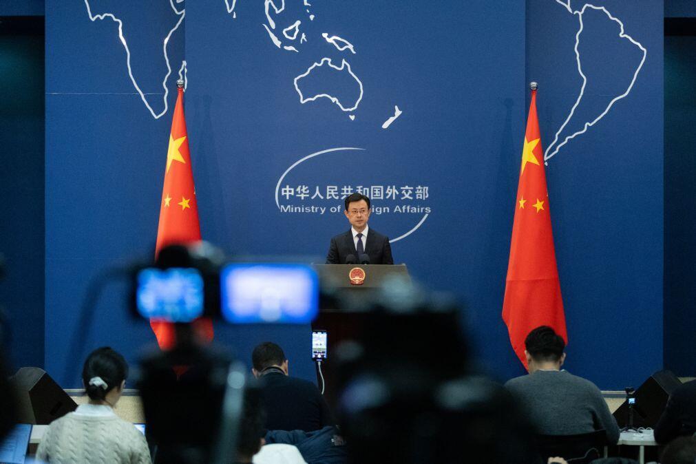 China critica “interceção forçada” de navios pelos EUA e pede respeito pelo cessar-fogo