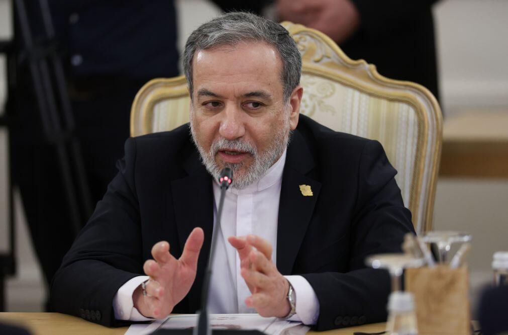 Chefe da diplomacia iraniana entrega a Islamabad respostas aos EUA