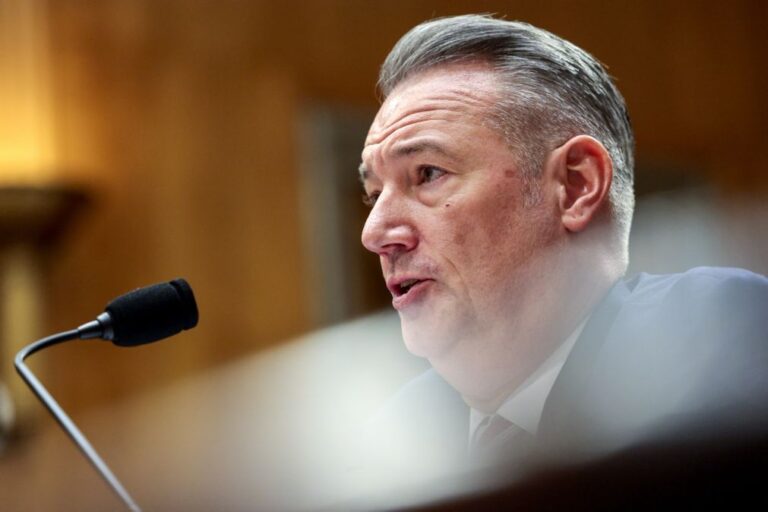 Demite-se diretor interino do ICE e responsável por plano de deportação de Trump