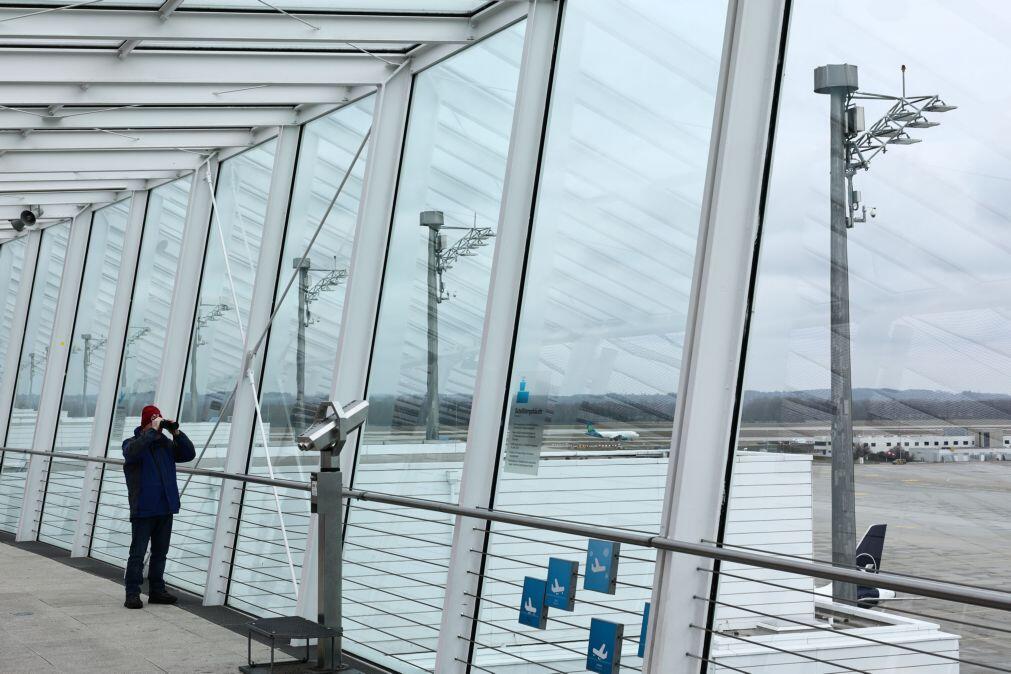 Centenas de voos cancelados na Alemanha devido à greve do pessoal de cabine da Lufthansa