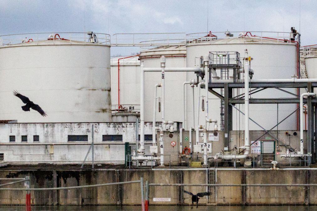 Brent supera 111 dólares com negociações estagnadas e Ormuz bloqueado