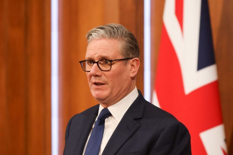 Starmer insta EUA e Irão a 