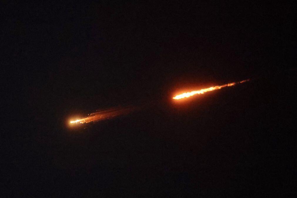 Ataque iraniano com munições de fragmentação faz um ferido no centro de Israel