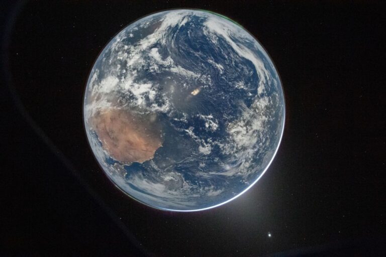 Artemis II passa recorde de distância da Terra e inicia sobrevoo da face oculta da Lua