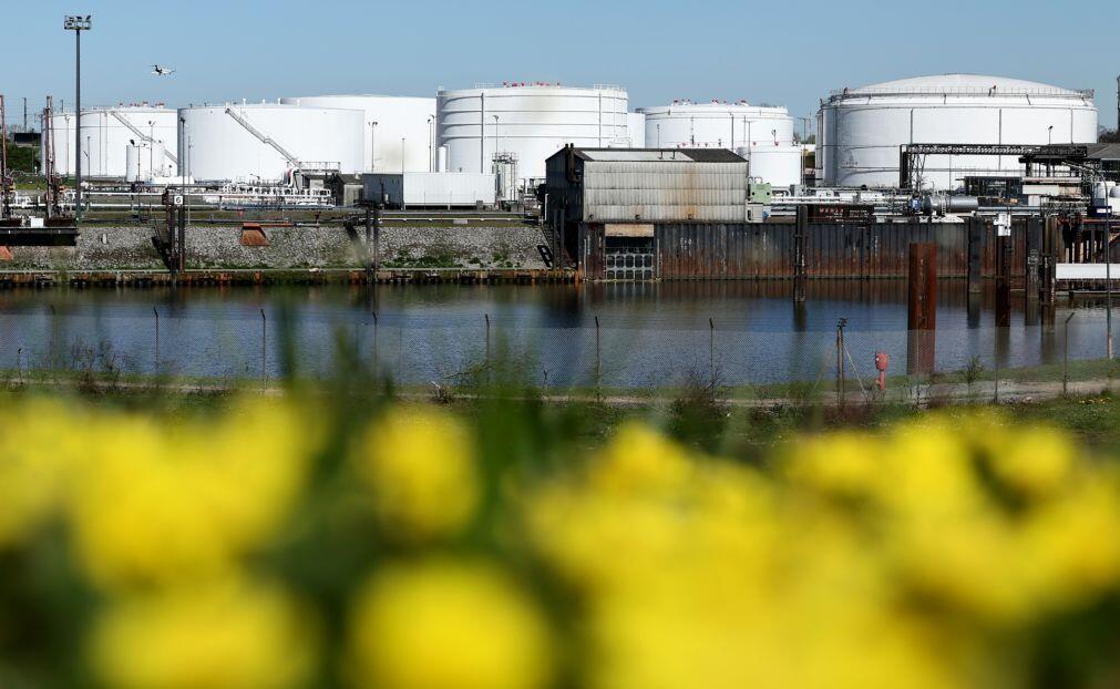 Preço do petróleo cai mais de 2% com possível acalmia do conflito no Médio Oriente