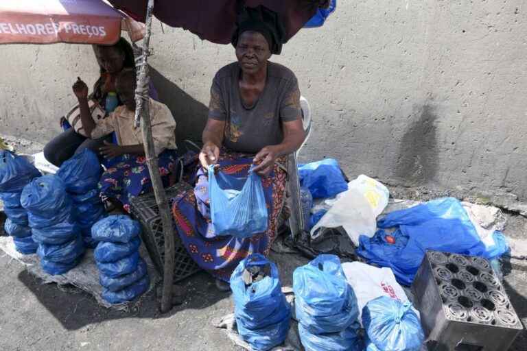 Carvão vendido nas ruas ainda garante futuro a famílias em Moçambique apesar do gás