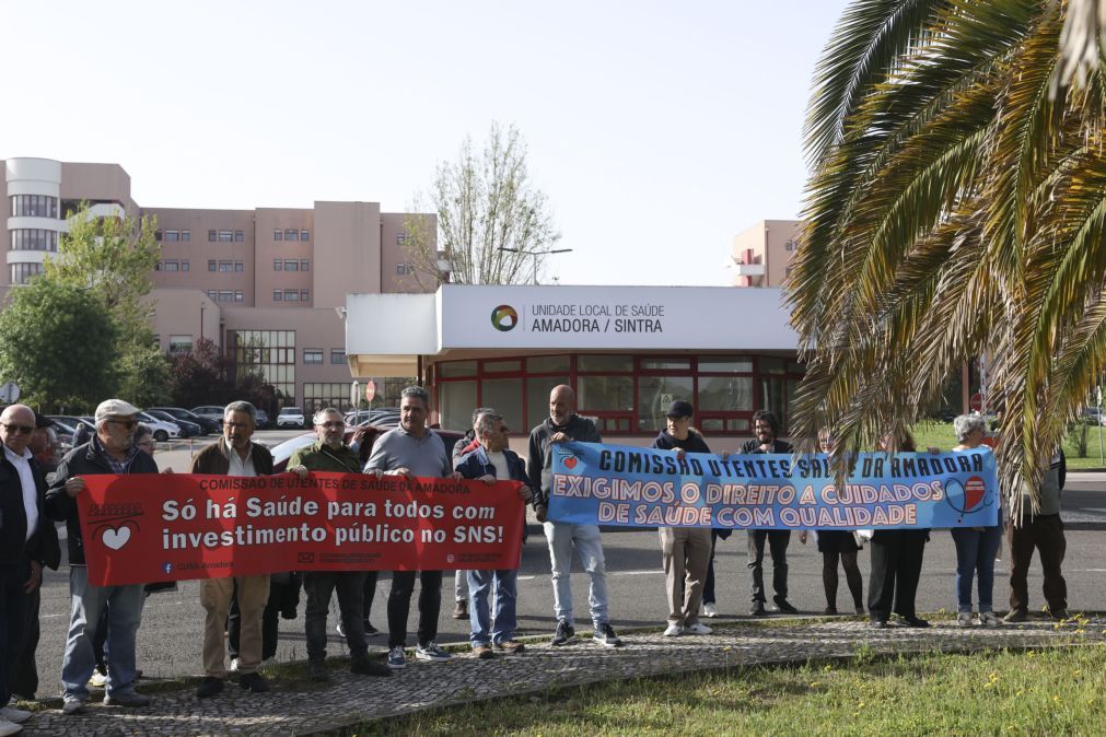 Três dezenas manifestam-se em defesa do SNS no Amadora-Sintra