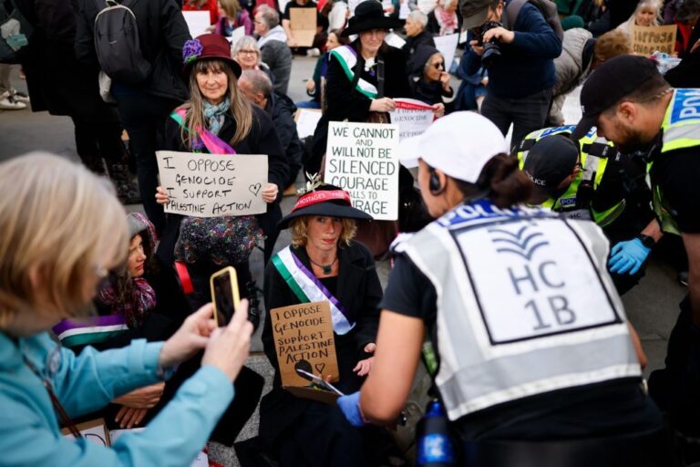 Polícia Metropolitana de Londres detém cerca de 100 em protesto pró-'Palestine Action'