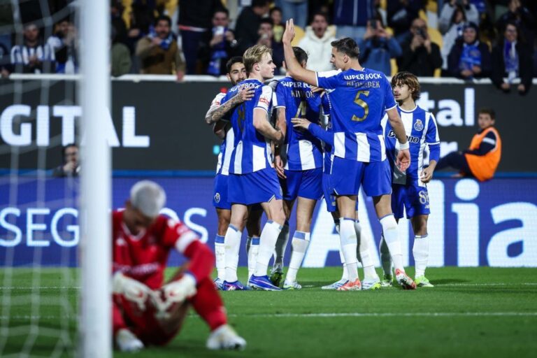 Líder FC Porto vence Estoril Praia e mantém distâncias antes do dérbi lisboeta