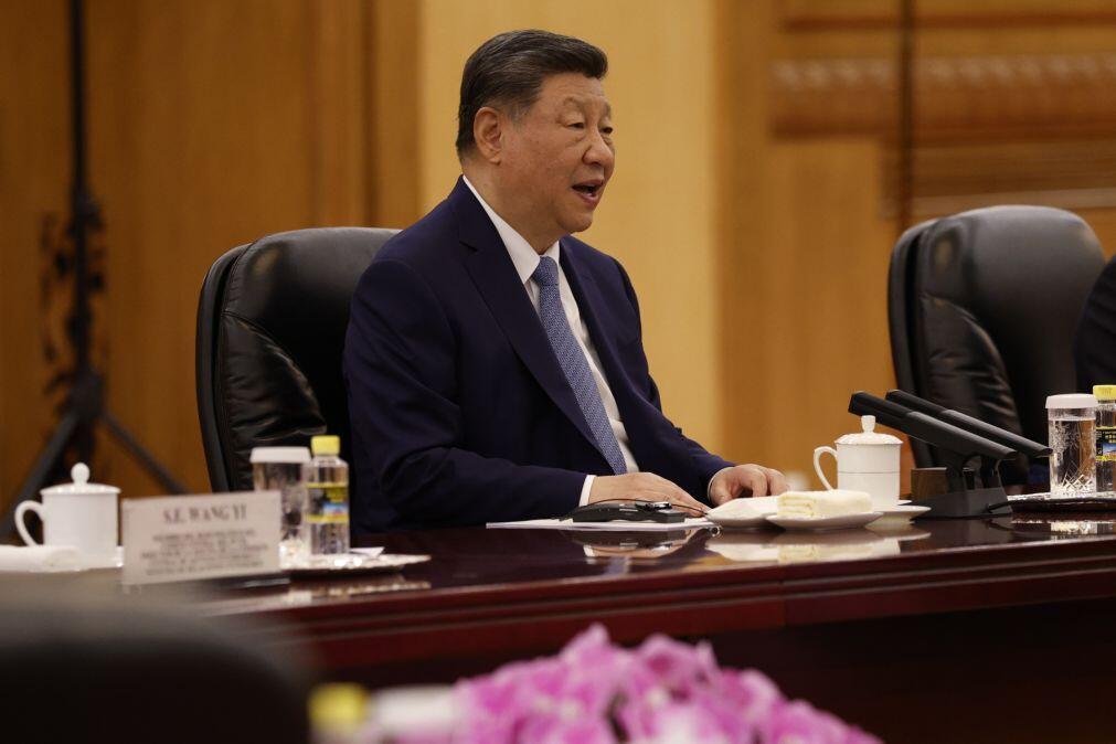 China defende cessar-fogo e garantia de livre navegação em Ormuz