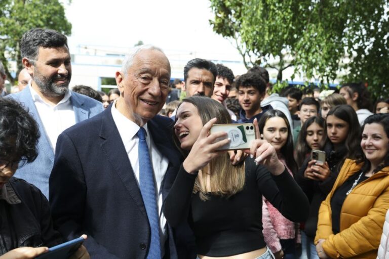 Marcelo recebido como estrela em escola de Águeda