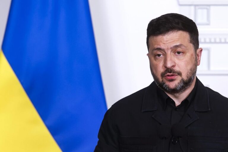 Zelensky critica prolongamento da suspensão das sanções ao petróleo russo