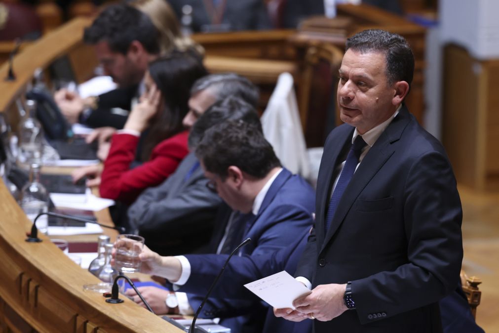 Ventura acusa Governo de atirar “dinheiro fora” na saúde, Montenegro garante que projetos vão avançar