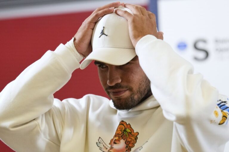 Bicampeão em título Carlos Alcaraz falha Roland Garros devido a lesão no pulso