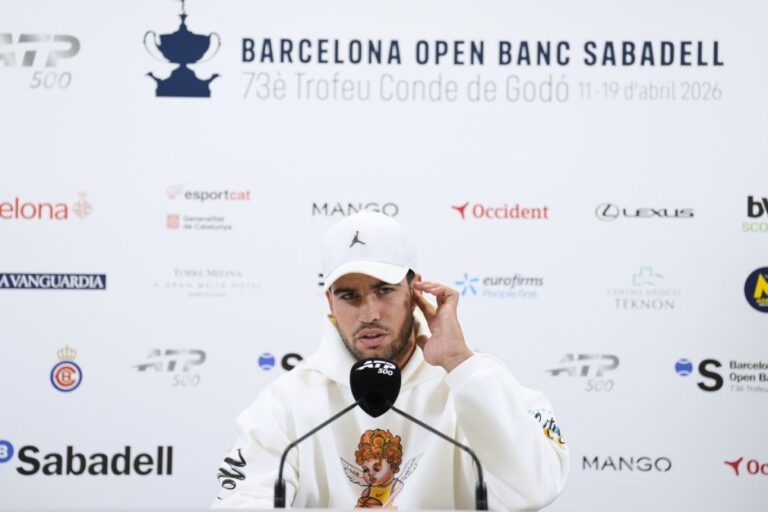 Tenista Carlos Alcaraz desiste do torneio de Barcelona devido a lesão no pulso