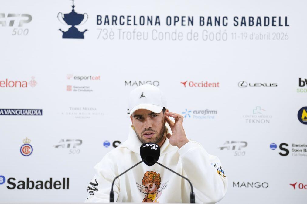 Tenista Carlos Alcaraz desiste do torneio de Barcelona devido a lesão no pulso