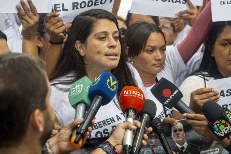Famílias de presos políticos completam 100 dias de vigílias à porta de prisões venezuelanas