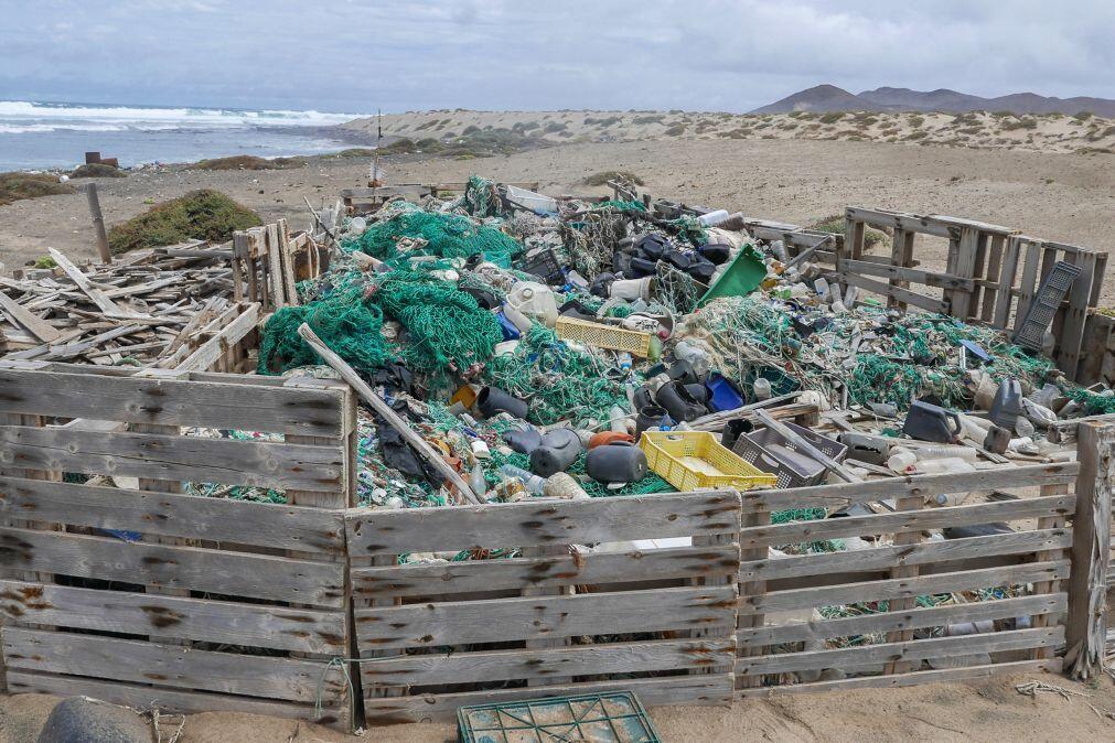 Cabo Verde trava uma luta desigual contra a maré de plástico do Atlântico
