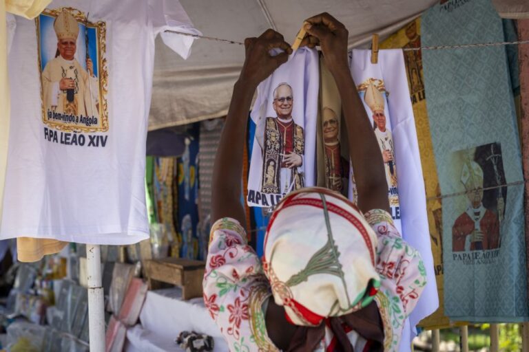 Mamkenda é kimbanguista mas estes dias vende artigos com a cara do Papa