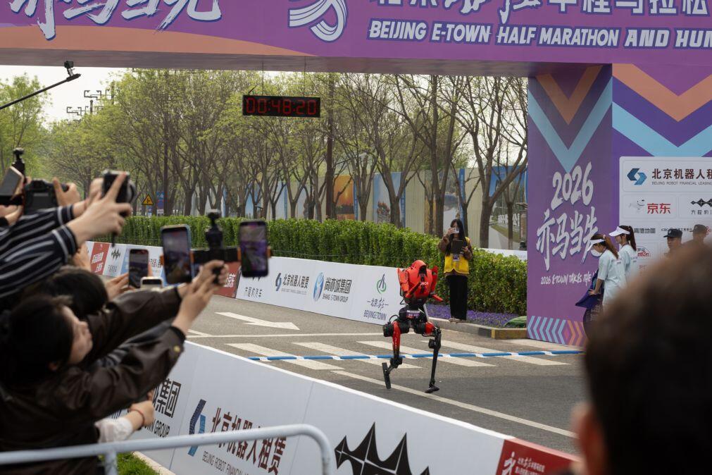 Robô humanoide vence meia-maratona em Pequim e supera recorde mundial humano