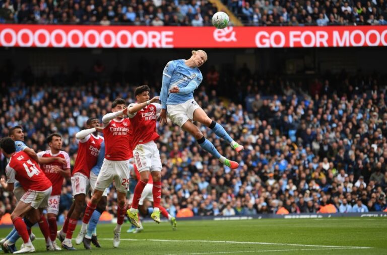 Manchester City vence líder Arsenal e deixa luta pelo título inglês mais relançada