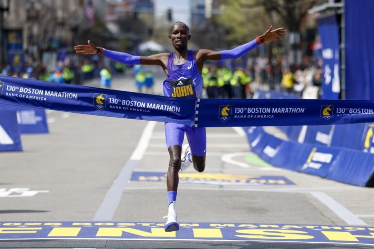 Quenianos John Korir e Sharon Lokedi repetem triunfo na Maratona de Boston