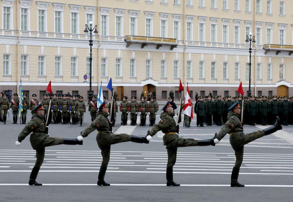 Desfile militar de 09 de maio na Rússia sem carros de combate e mísseis