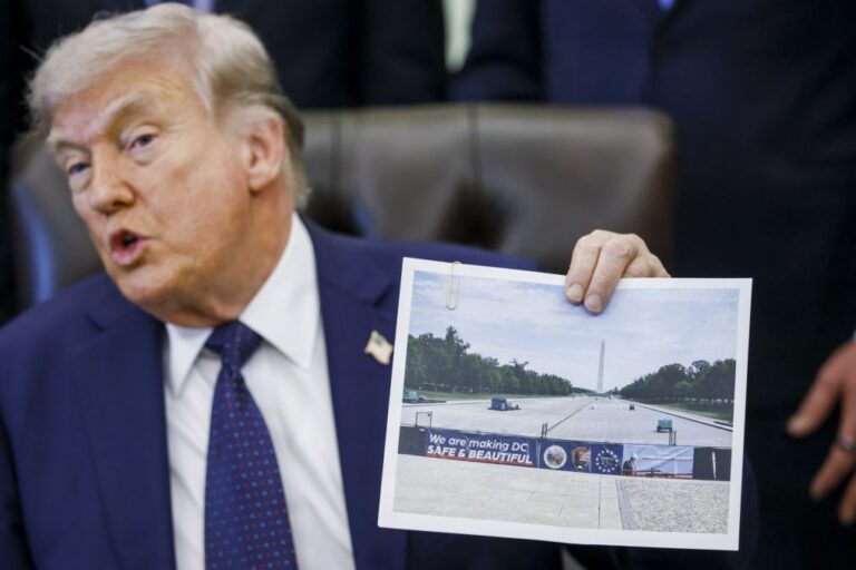 Trump manda pintar de azul Espelho d'Água do Lincoln Memorial em Washington