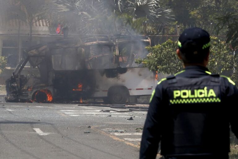 Pelo menos 14 mortos e 38 feridos em atentado bombista na Colômbia -- novo balanço
