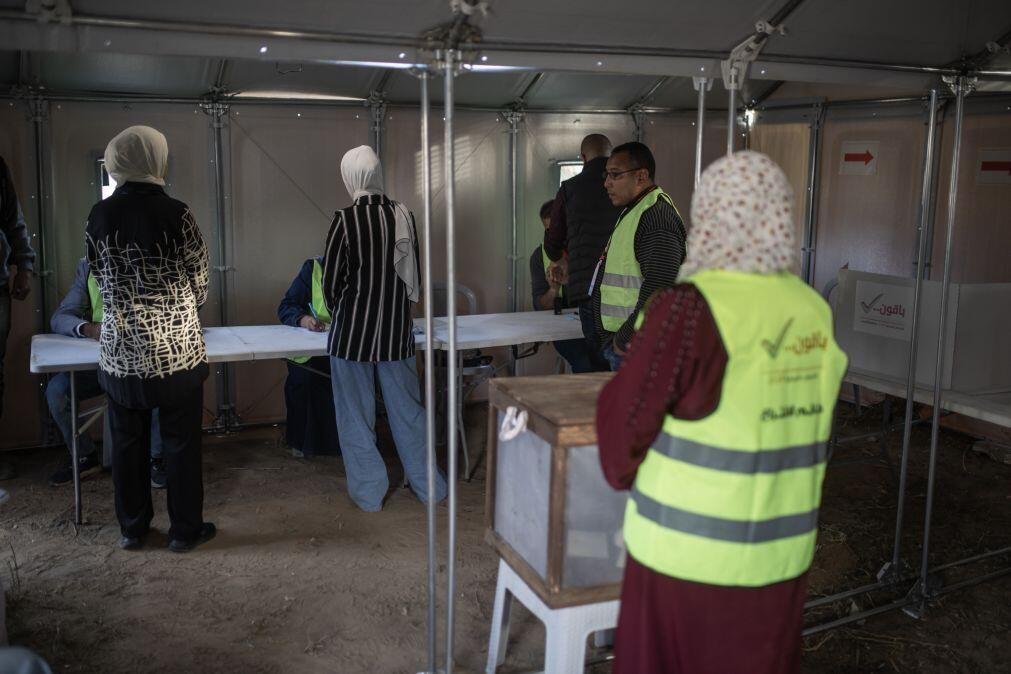 Palestinianos votam nas primeiras eleições desde a guerra em Gaza