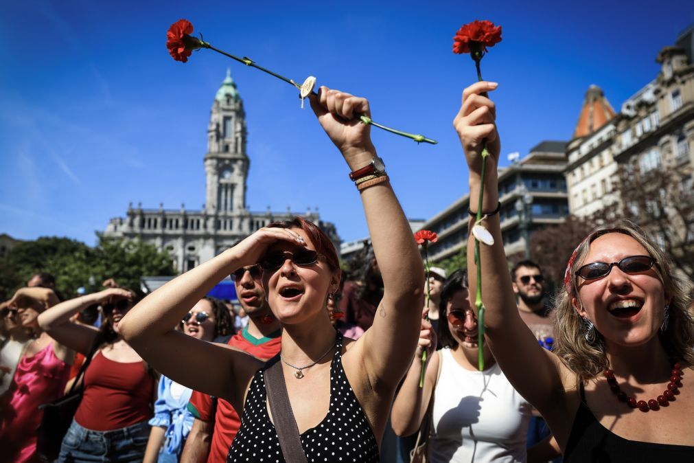 25 Abril: De cravos ao peito milhares de pessoas pintaram o Porto de Liberdade