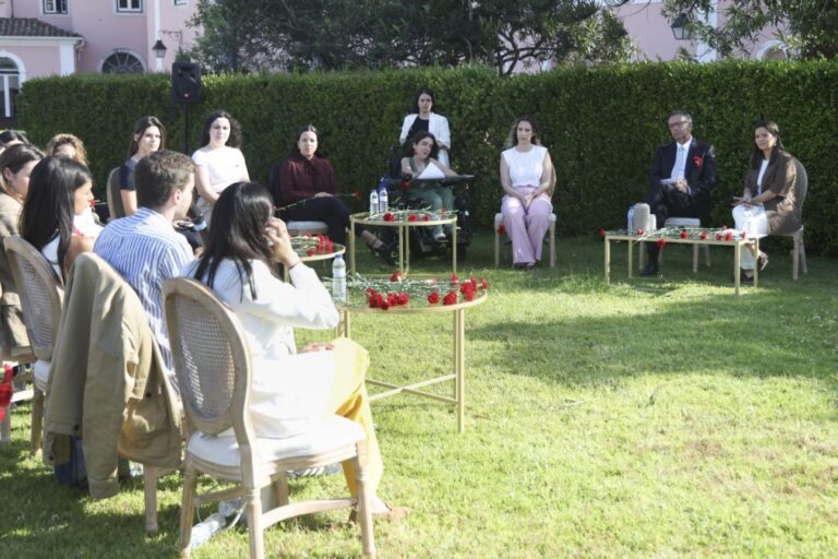 25 Abril: Seguro promete dar voz às ideias da juventude para que o país mude
