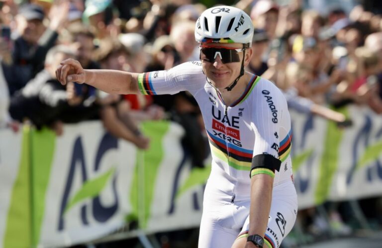 'Mestre' Pogacar deu lição a Seixas para voltar a ganhar a Liège-Bastogne-Liège