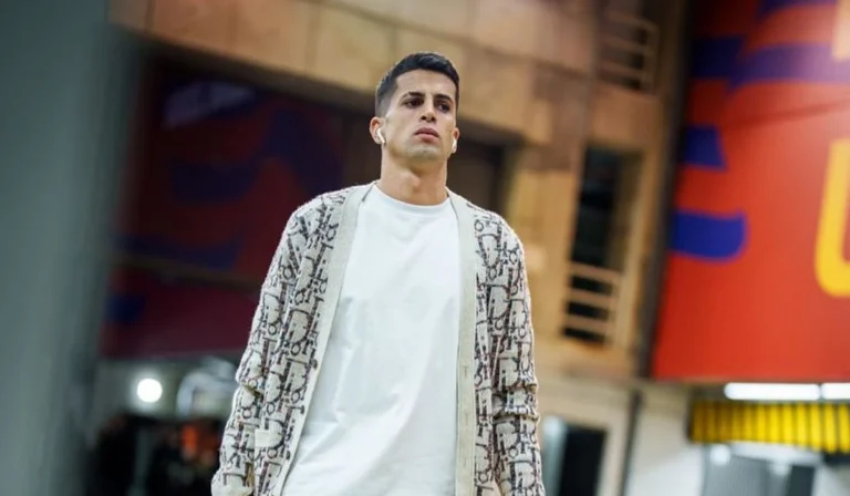 João Cancelo admite redução de salário para regressar ao Benfica
