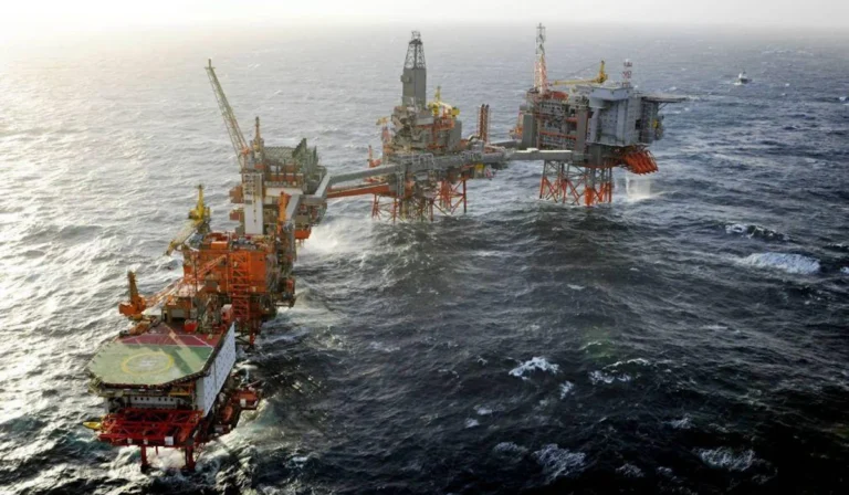 Petróleo e gás natural disparam: Brent ultrapassa hoje os 100 dólares