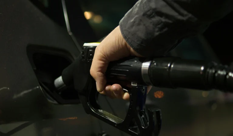 Alívio no Estreito de Ormuz: Preços de petróleo e gás recuam 20% após cessar-fogo