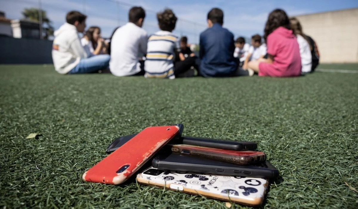 Governo decide novas regras nas férias sobre smartphones nas escolas