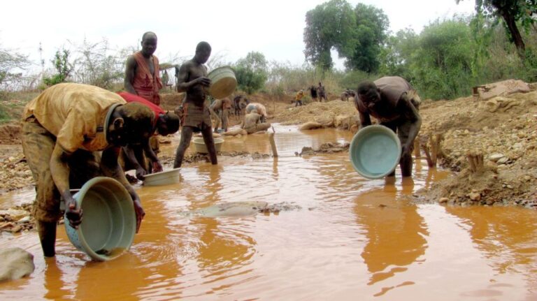 Parlamento conclui que mineração ilegal no centro de Moçambique tem riscos sérios
