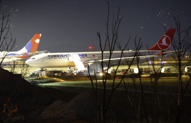 Avião da Turkish Airlines incendeia-se ao aterrar em aeroporto do Nepal