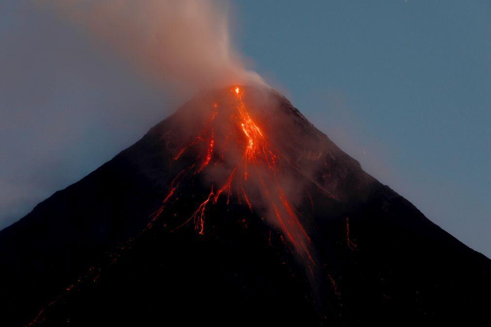 Atividade do vulcão Mayon nas Filipinas obriga à retirada de 300 famílias