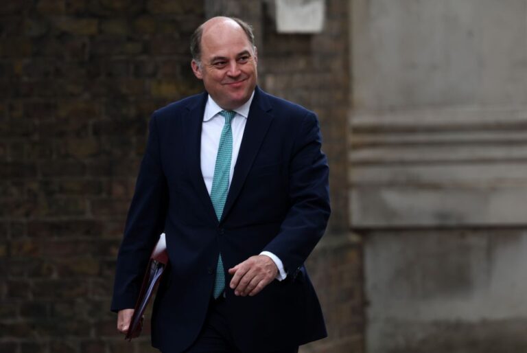 Rússia emite mandado de captura contra ex-ministro da Defesa britânico