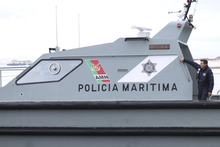 Polícia Marítima apreende 124 bidões de combustível à deriva no mar no Algarve
