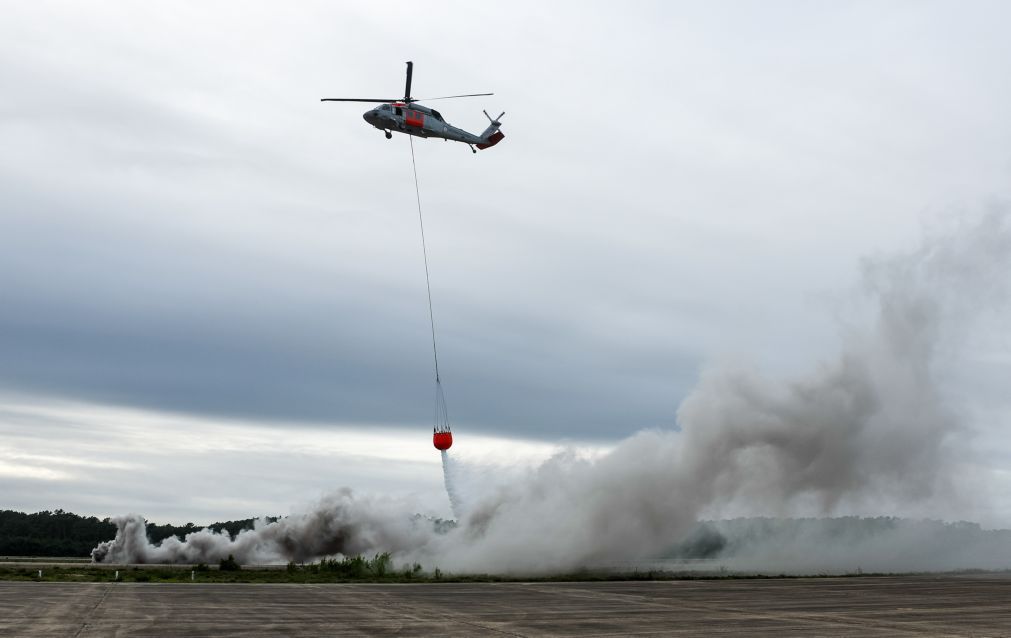 Dispositivo de combate a incêndios reforçado com dois Black Hawk da Força Aérea