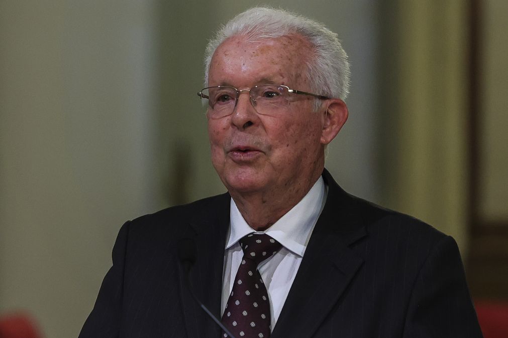 Ministro condecora tenente-general Alípio Tomé Pinto por “elevada competência” na comissão do 25 de novembro