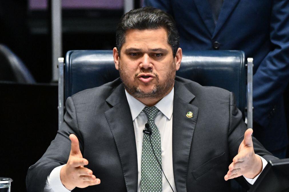 Senado brasileiro promulga permissão de doações públicas antes das eleições vetadas por Lula