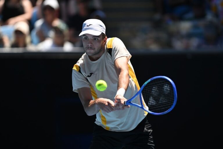 Faria derrota Dimitrov e está na segunda ronda do 'qualifying' de Roland Garros