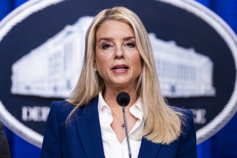 Ex-procuradora não responde sobre alegado envolvimento de Trump na divulgação de ficheiros Epstein
