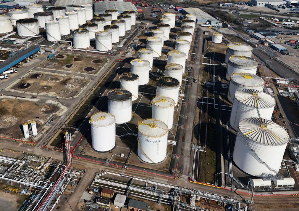 Preço do petróleo cai mais de 5% com conversações entre EUA e Irão