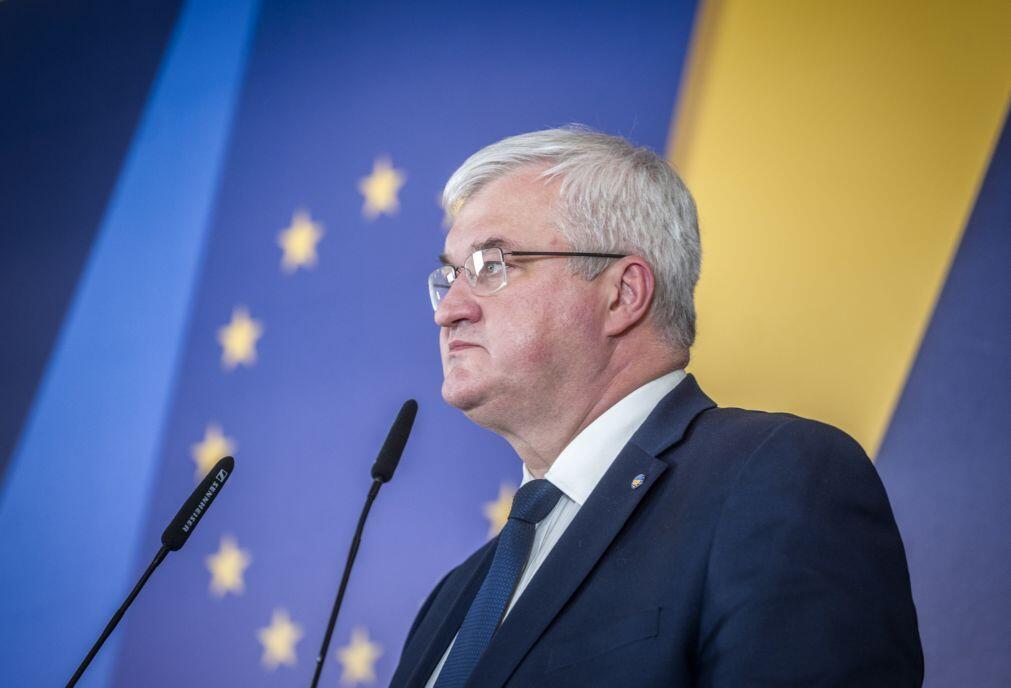 Kiev e europeus rejeitam ex-chanceler alemão Schroeder como mediador