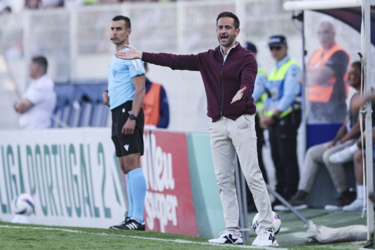 Marítimo oficializa saída do técnico Miguel Moita por mútuo acordo